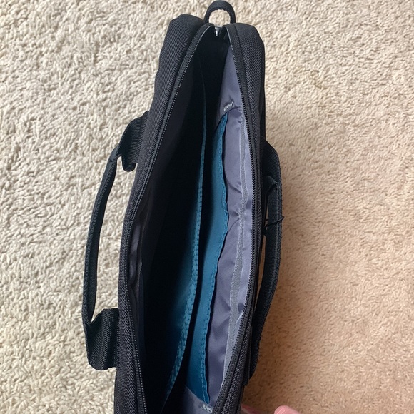 NWT CaseLogic laptop messenger bag - Picture 8 of 8